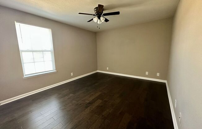 2 beds, 1 bath, 800 sqft, $925, Unit F