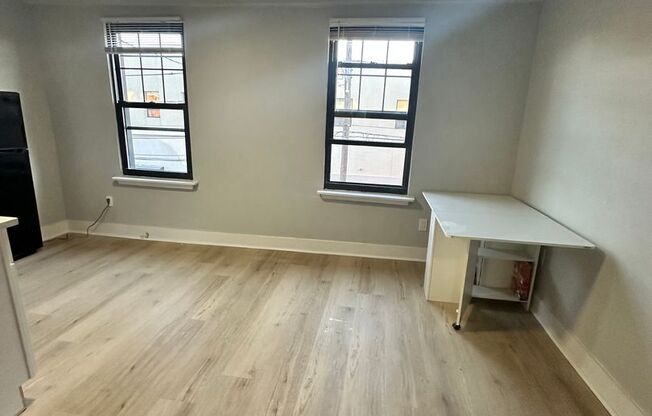 1 bed, 1 bath, 750 sqft, $1,100, Unit 2F