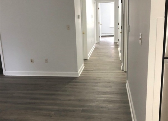 4 beds, 1 bath, 1,200 sqft, $5,600, Unit 3(2B)