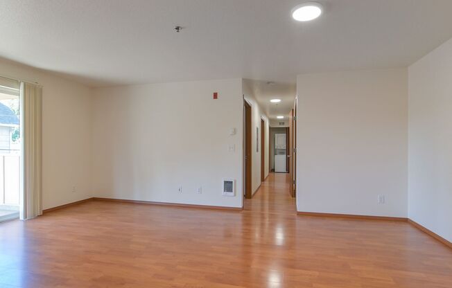 3 beds, 2 baths, $2,400, Unit 209