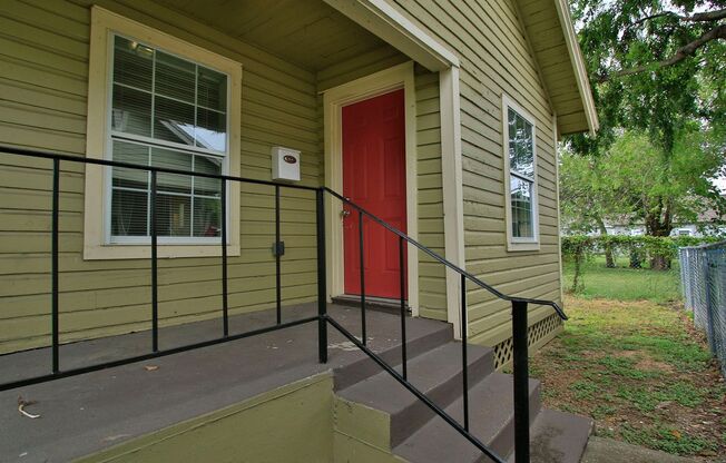 Move in ready!!  Charming 2 bed / 1 bath near downtown Houston.