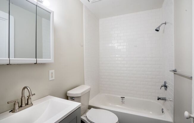 2 beds, 1 bath, $1,395, Unit Apt # 3