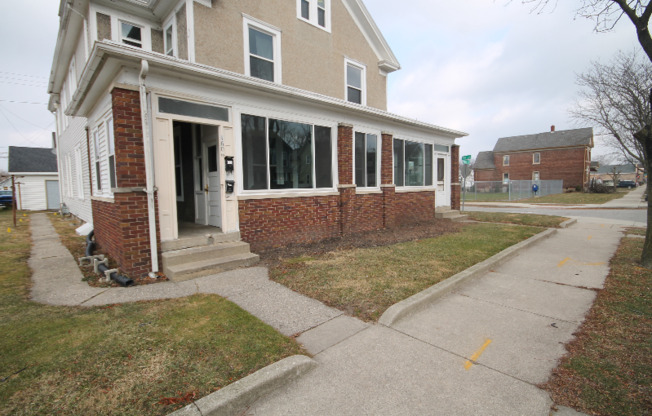 1606 W MAIN ST