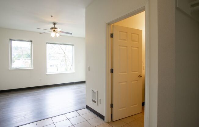 Studio, 1 bath, 335 sqft, $1,015, Unit 16