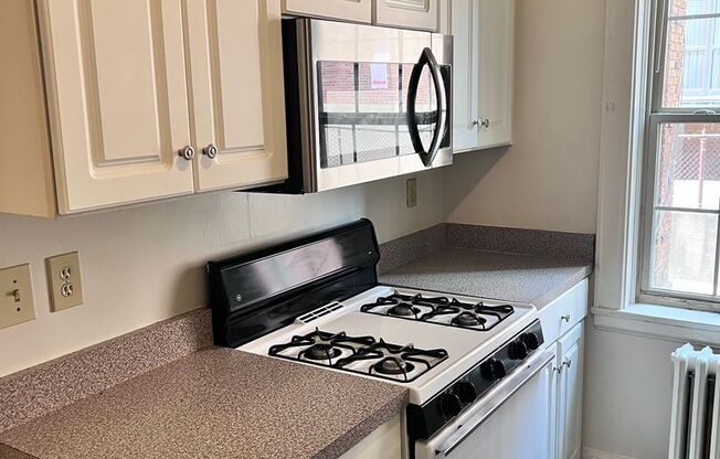 2 beds, 1 bath, 1,050 sqft, $1,695, Unit 01