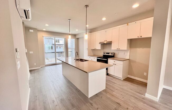 Newer, Modern Lynnwood Townhome