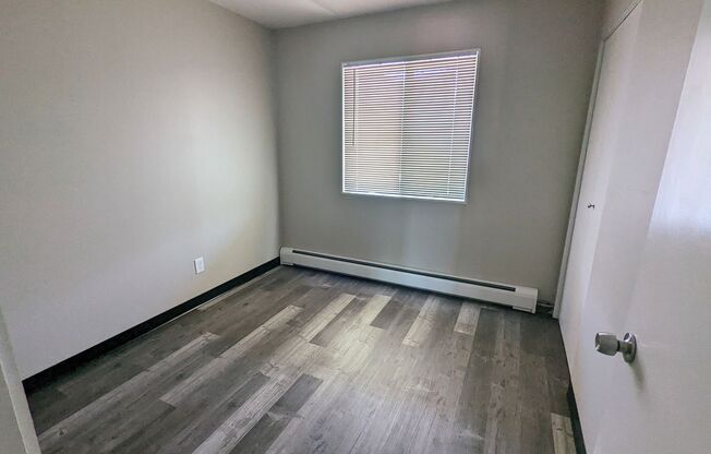 3 beds, 1 bath, 900 sqft, $1,350, Unit B303