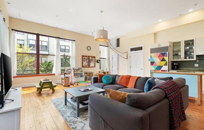 87 BROADSIDE AVE