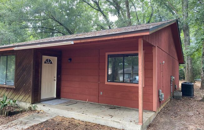 Recently Remodeled 2 Bedroom 1 Bathroom Duplex!