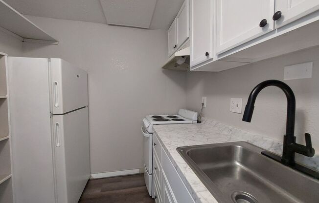 Studio, 1 bath, 350 sqft, $895, Unit Unit #41