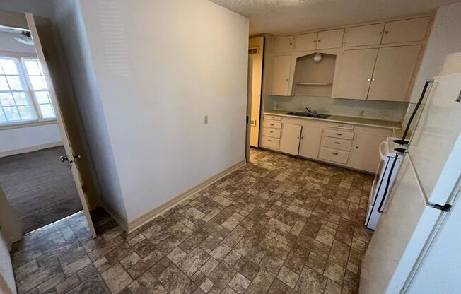 1 bed, 1 bath, $700, Unit B