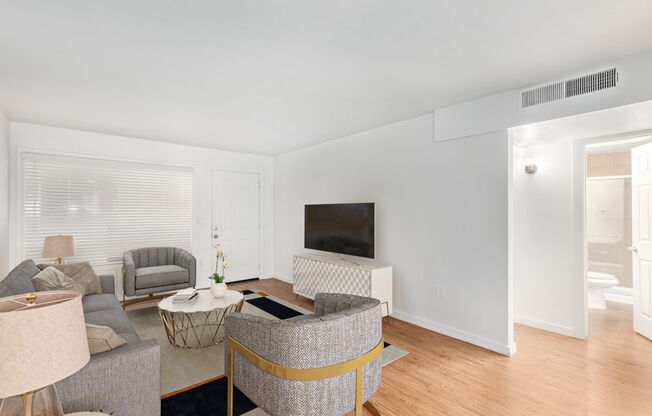 2 beds, 1 bath, 850 sqft, $1,550, Unit 37