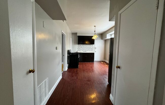 2 beds, 1 bath, $1,300, Unit 2526 #2R