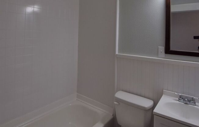 2 beds, 1 bath, $650, Unit APARTMENT A