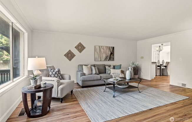 Spacious 4 Bed / 2 Bath Rambler in Edmonds – Vaulted Ceilings & Sunny Layout