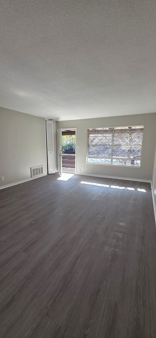 2 beds, 2 baths, 925 sqft, $1,100, Unit 216