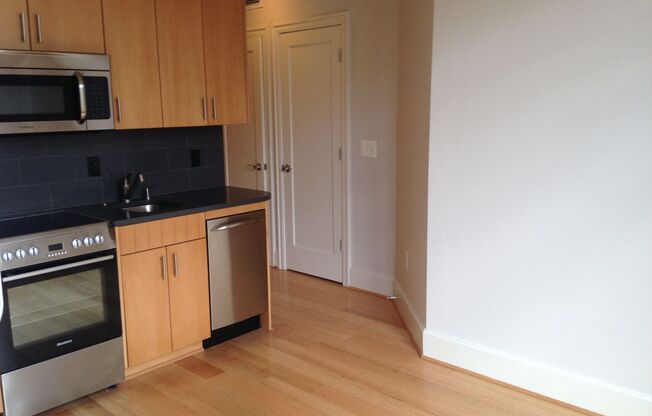 1 bed, 1 bath, $2,350, Unit 823