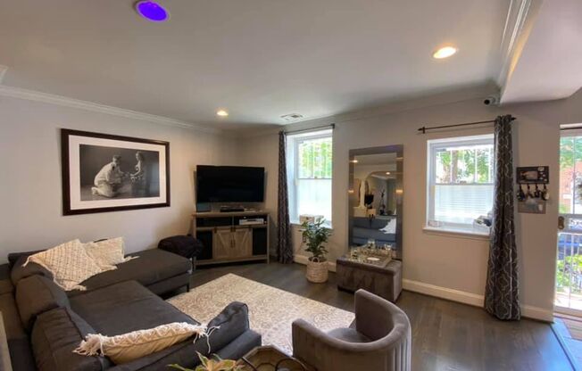 Lovely 3 Bedroom Townhouse in Southwest Waterfront!