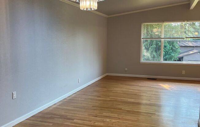 Large upper duplex in Shoreline for Rent!