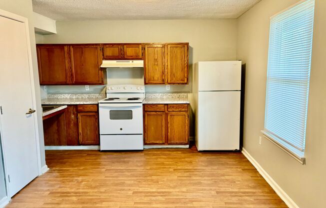 2 beds, 1 bath, 950 sqft, $850, Unit 12