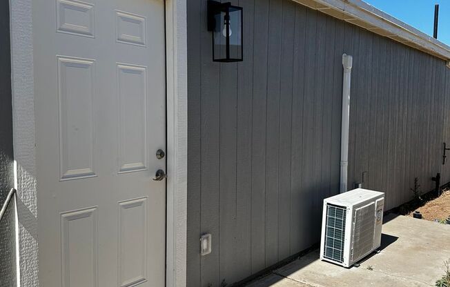 Beautiful Remodeled Studio With Private Backyard In Coolidge!