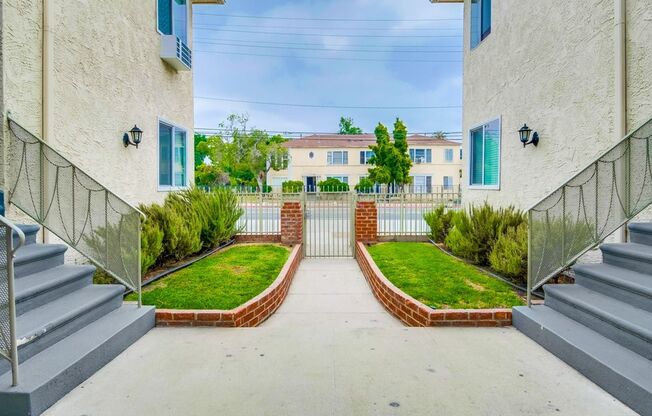 Classic Courtyard Building on Venice Blvd – Secure, Convenient, Pet-Friendly