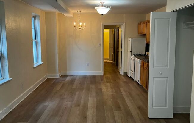 1 bed, 1 bath, 572 sqft, $1,325, Unit Old King Edward 1