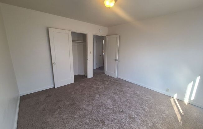 2 beds, 1 bath, $2,000, Unit 398