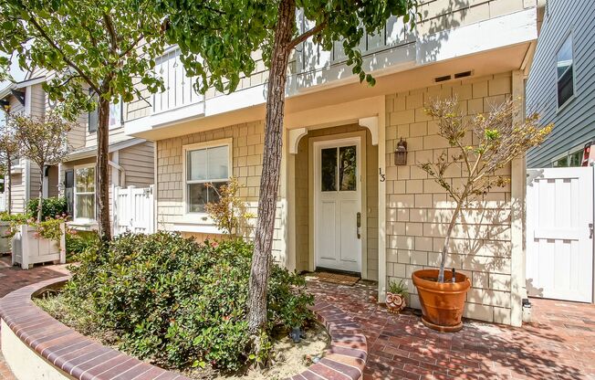 BEAUTIFUL, BRIGHT & AIRY, 3BR2.5BA TOWNHOME ON THE WESTERN-MOST CORNER/END OF THE EXCLUSIVE 1800 PCH COMMUNITY ABOVE RESTAURANTS, STOREFRONTS & JUST A FEW BLOCKS TO HOLLYWOOD RIVIERA & BEACH!