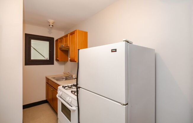 One Bed in Arlington Heights, Across from Metra!
