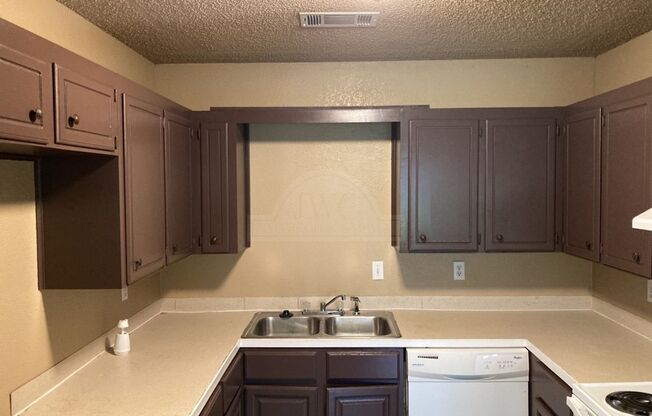 3 beds, 2 baths, $1,295