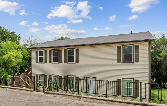1009/1011 Advance St