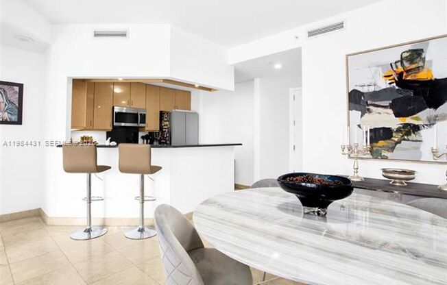 1 bed, 2 baths, 878 sqft, $3,500, Unit 801 Brickell Key Blvd # 907
