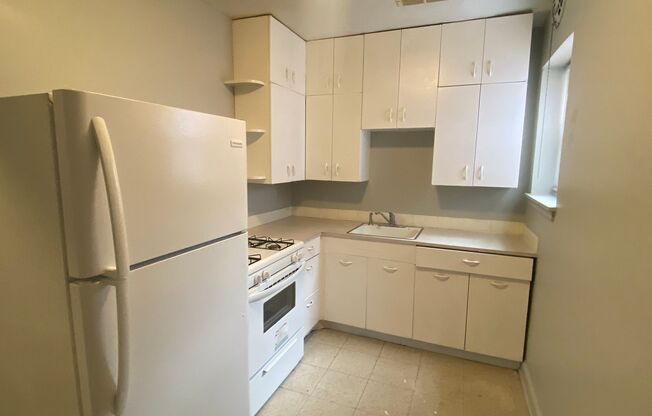 2 beds, 1 bath, $875, Unit 4