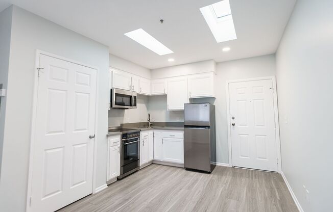 Studio, 1 bath, 238 sqft, $1,698, Unit 209