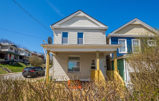 *WOW! $200 OFF 1ST MONTH RENT IF SIGNED BY 6/03/24!! * WONDERFUL 2 BEDROOM AVAILABLE IN PITTSBURGH! FRESH OUT OF RENOVATION - DON'T MISS OUT ON THIS GEM!