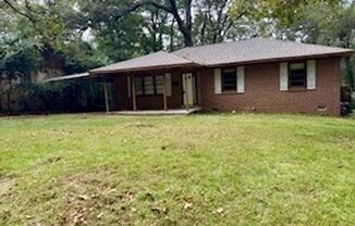 Available Now!! Lawn service included**