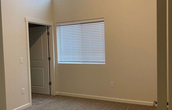 3 beds, 2 baths, 1,211 sqft, $2,400, Unit 3910-202