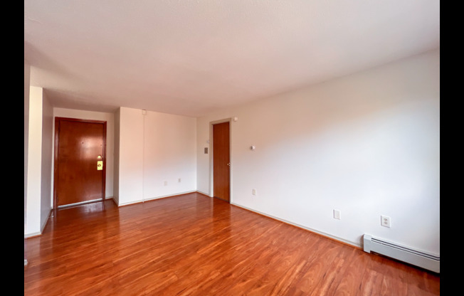 1 bed, 1 bath, 463 sqft, $1,300, Unit C10