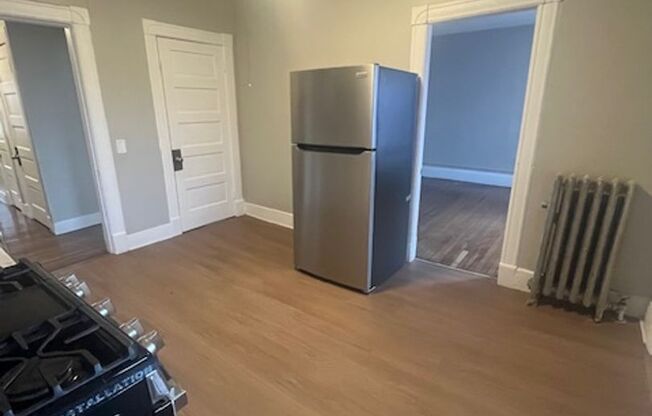 3 beds, 1 bath, $1,800, Unit 92 Woodside Unit #1L