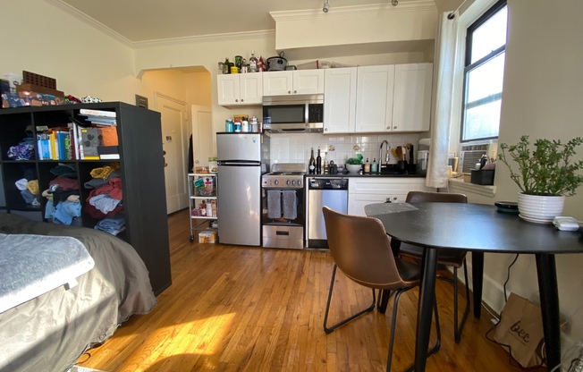 Studio, 1 bath, $2,600, Unit 2B