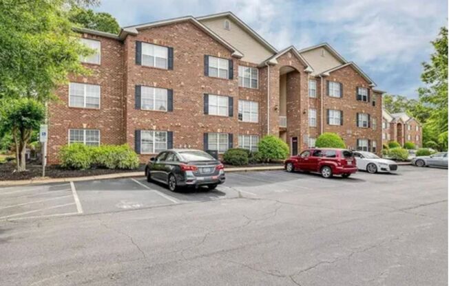 Wonderful updated 2 bedroom 2 bath condo on main level off Battleground ave in NW Greensboro