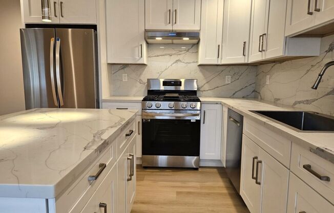 Updated Top Floor 2 Bedroom/1 Bathroom Apartment