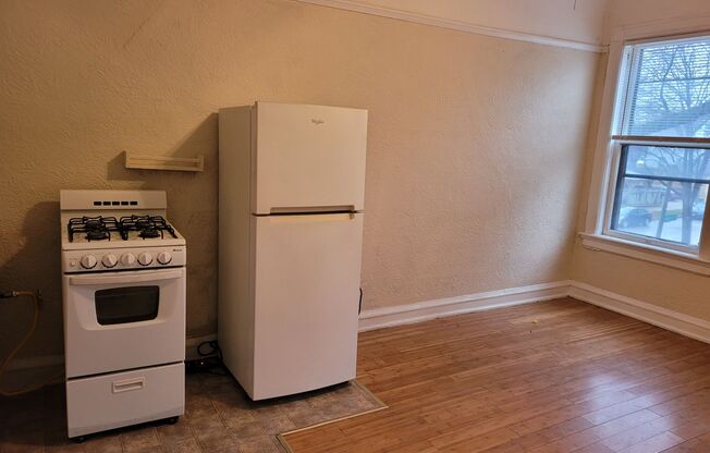 Studio, 1 bath, $675, Unit 8
