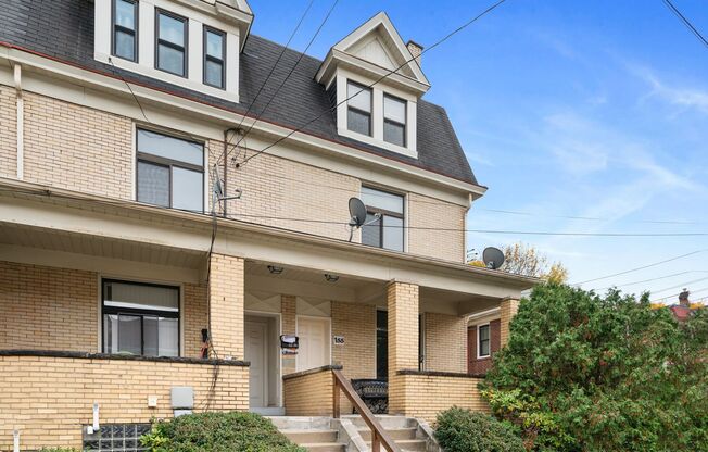 4 bedroom 2 bath in Mt Washington! Available now!