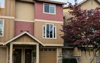 Perfect Location in Lynnwood 3 bed, 2.5 Bath Townhome.