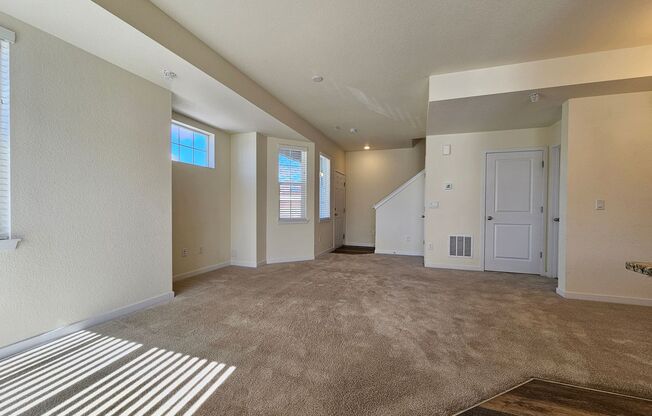 Like new 2Bed, 2.5 Bath with Den/Office Townhome