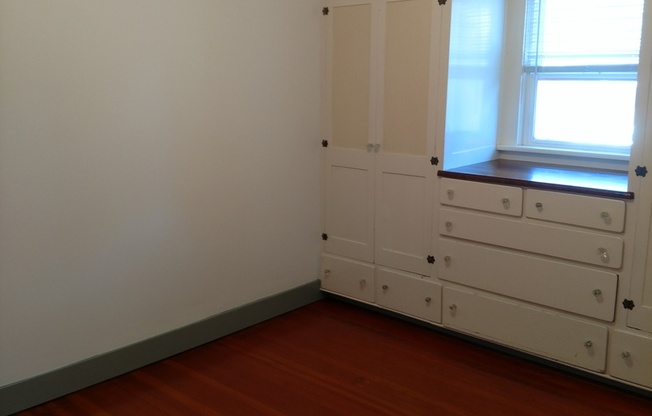 2 beds, 1 bath, $2,300