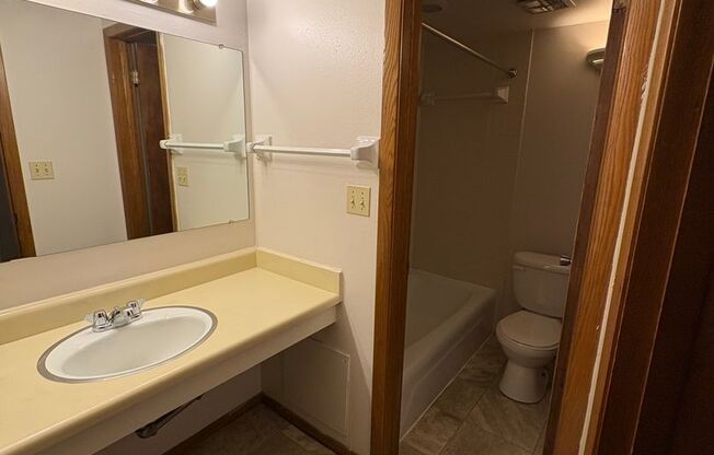 1 bed, 1 bath, 651 sqft, $1,099, Unit 7710 - 1