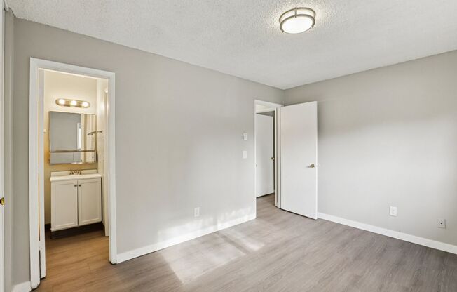 2 beds, 1 bath, 987 sqft, $1,499, Unit 06